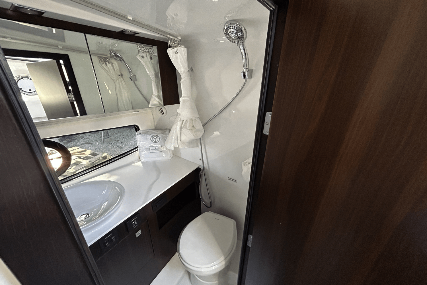 Slide: The Image of Cruisers Yachts 34 GLS South Beach Outboard 2024 - 27