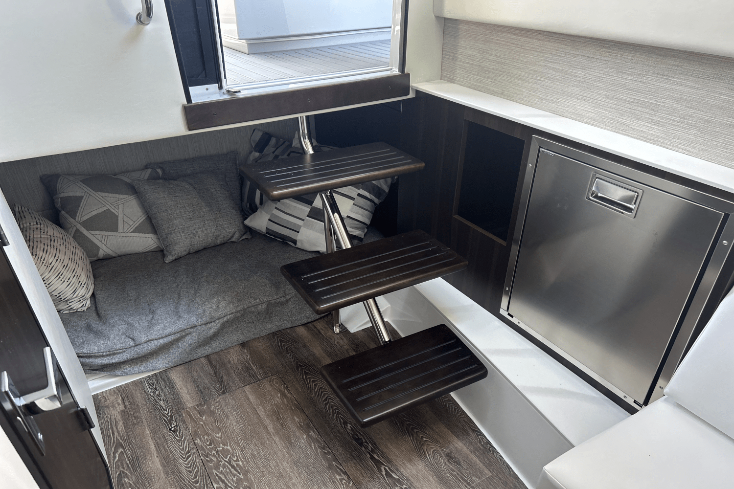 Slide: The Image of Cruisers Yachts 34 GLS South Beach Outboard 2024 - 29