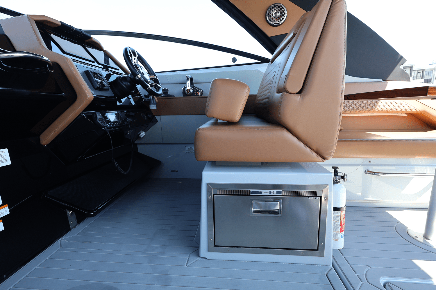 Slide: The Image of Cruisers Yachts 34 GLS South Beach Outboard 2024 - 29