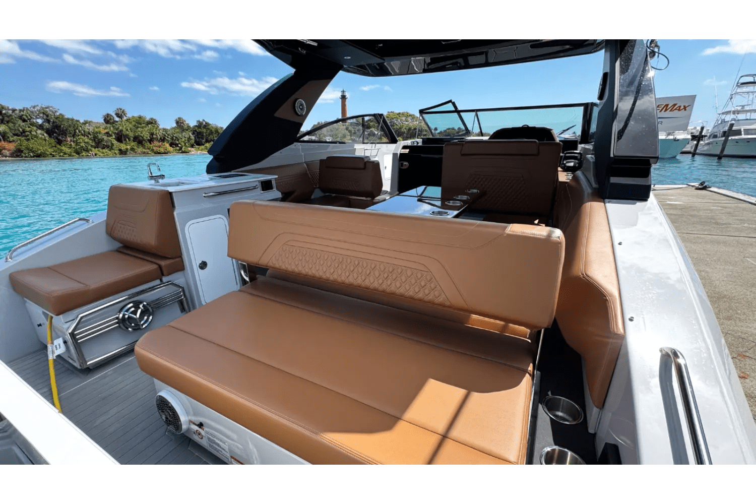 Slide: The Image of Cruisers Yachts 34 GLS South Beach Outboard 2024 - 3
