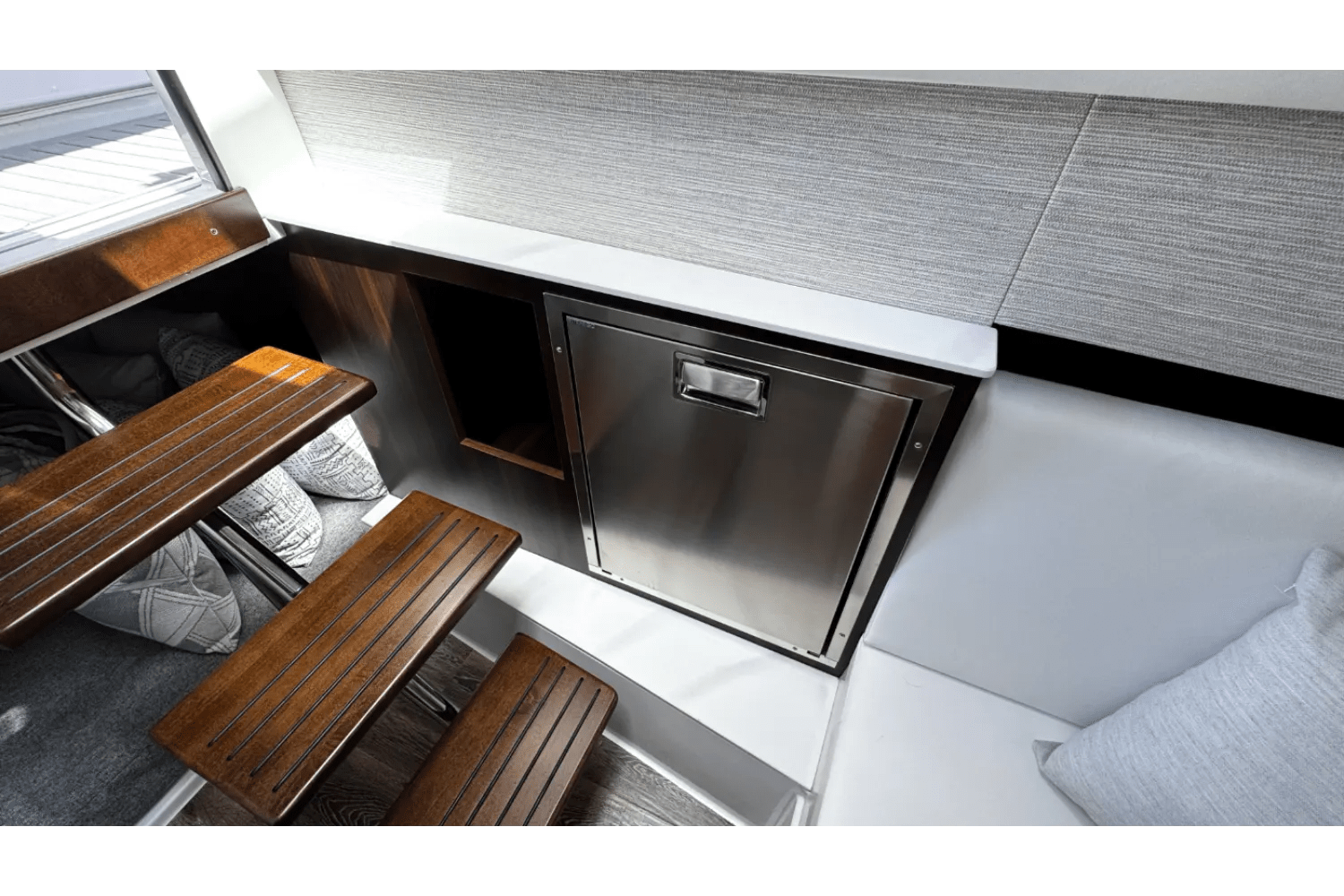 Slide: The Image of Cruisers Yachts 34 GLS South Beach Outboard 2024 - 30