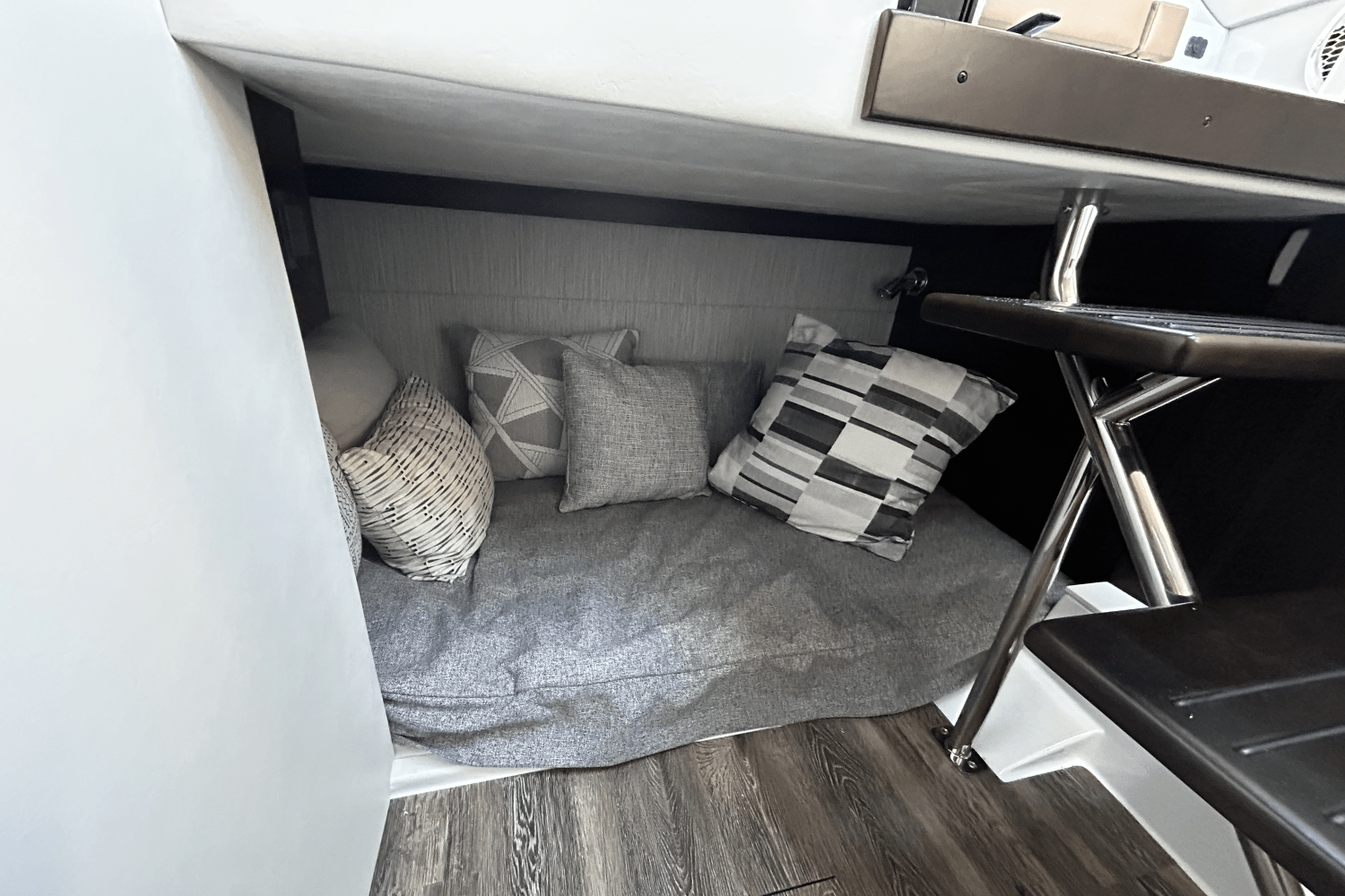 Slide: The Image of Cruisers Yachts 34 GLS South Beach Outboard 2024 - 31