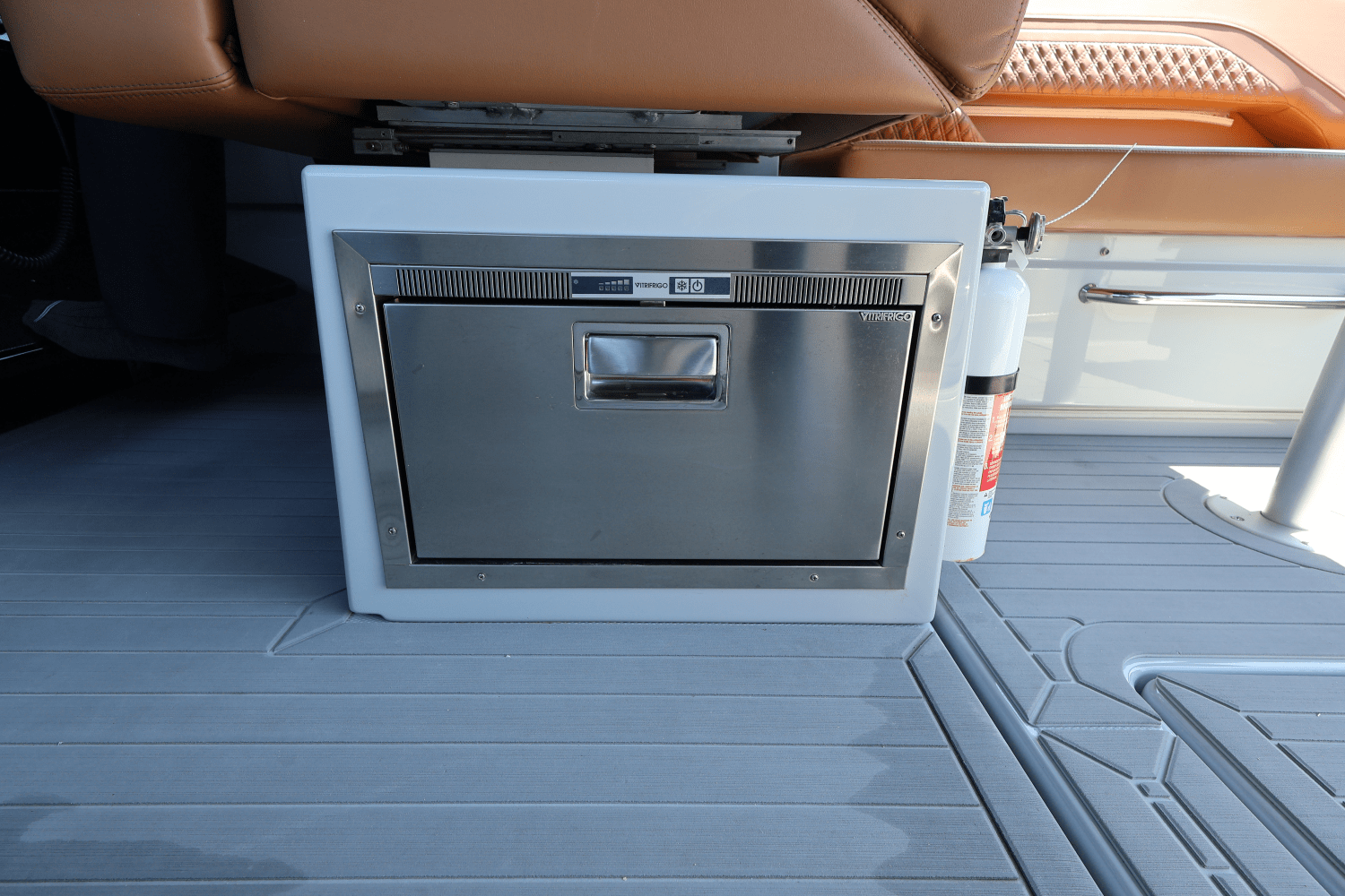 Slide: The Image of Cruisers Yachts 34 GLS South Beach Outboard 2024 - 31