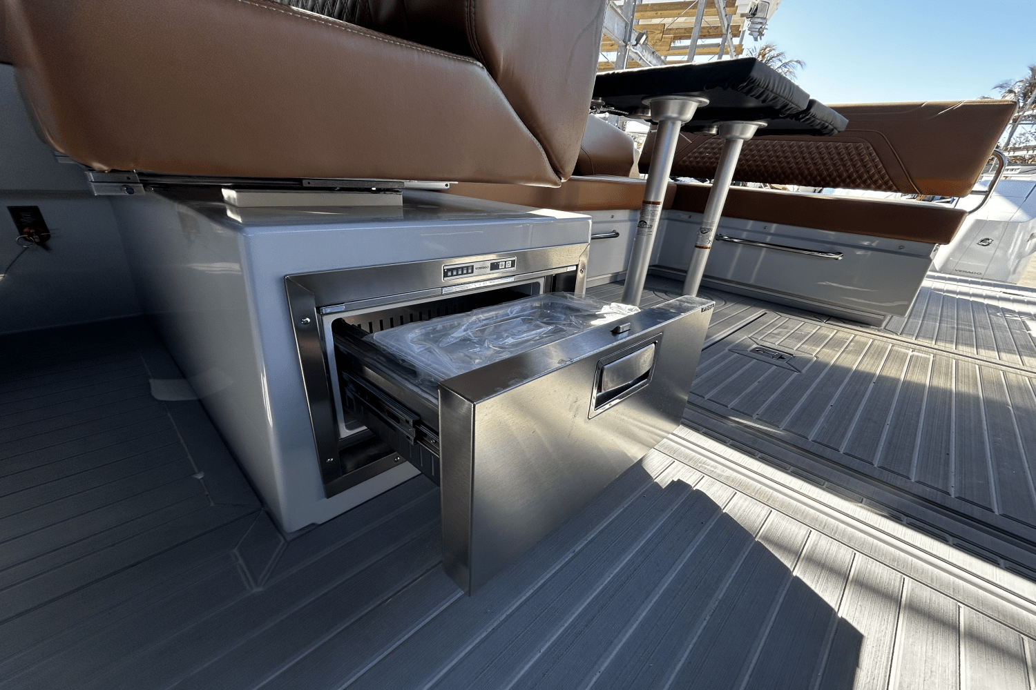 Slide: The Image of Cruisers Yachts 34 GLS South Beach Outboard 2024 - 32