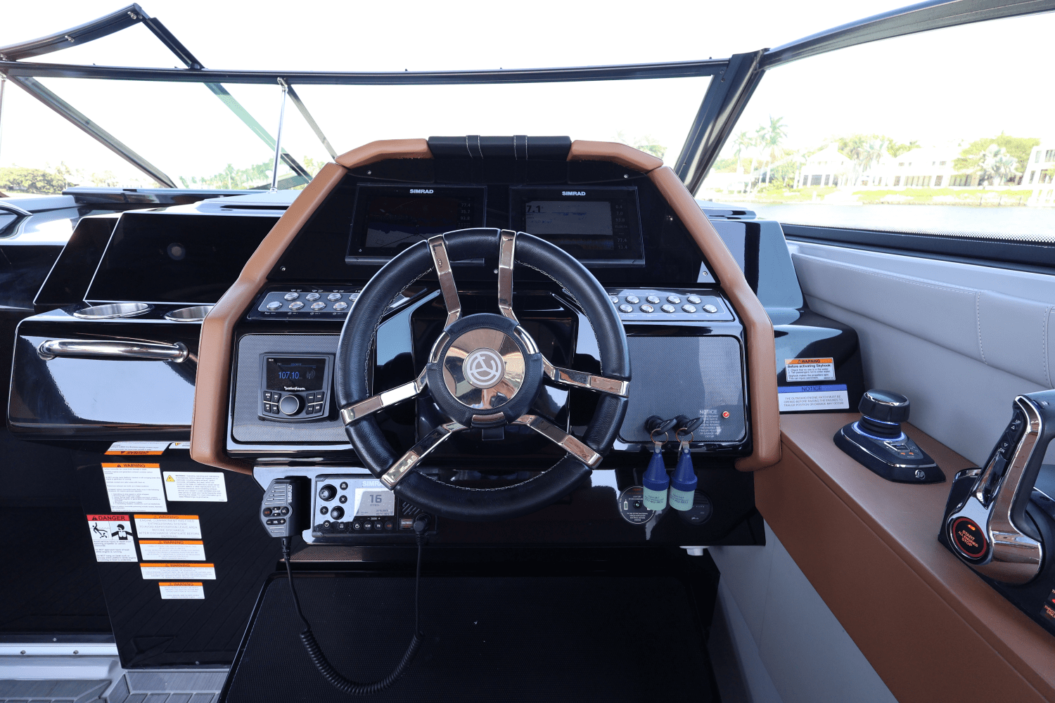 Slide: The Image of Cruisers Yachts 34 GLS South Beach Outboard 2024 - 32