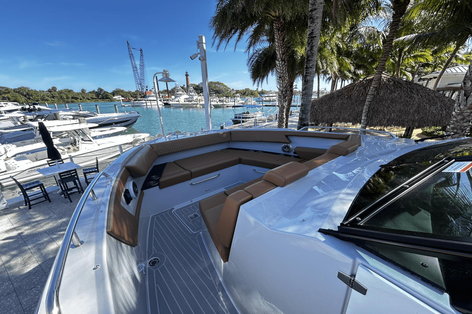 Slide: The Image of Cruisers Yachts 34 GLS South Beach Outboard 2024 - 33