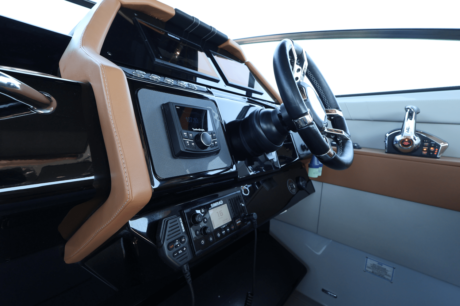 Slide: The Image of Cruisers Yachts 34 GLS South Beach Outboard 2024 - 35