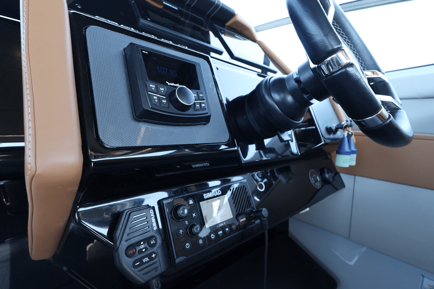 Slide: The Image of Cruisers Yachts 34 GLS South Beach Outboard 2024 - 36