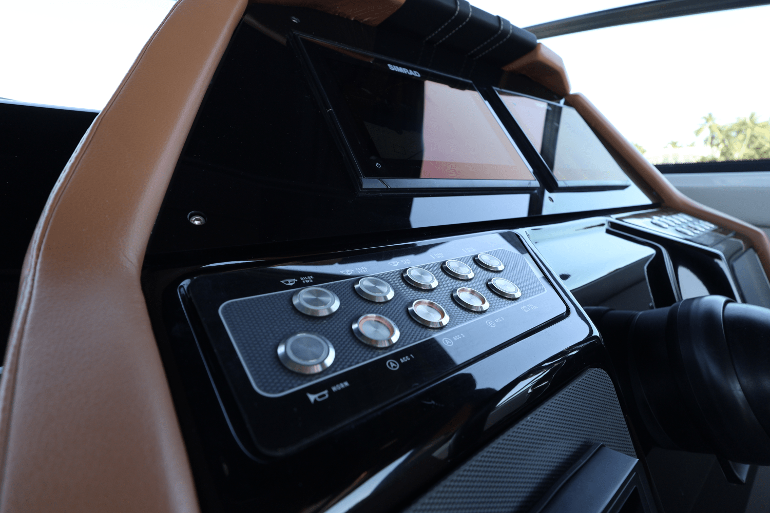 Slide: The Image of Cruisers Yachts 34 GLS South Beach Outboard 2024 - 37