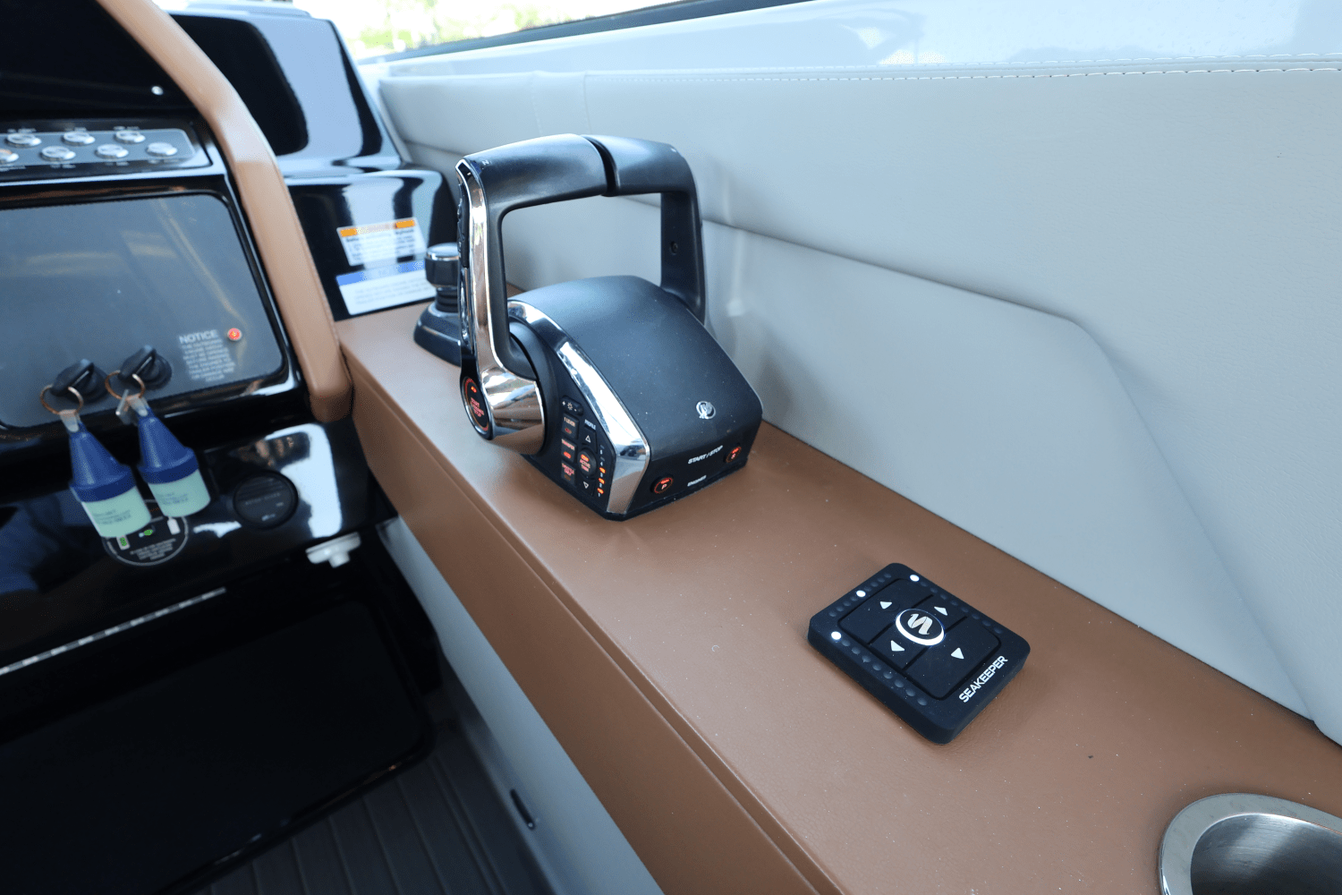 Slide: The Image of Cruisers Yachts 34 GLS South Beach Outboard 2024 - 39