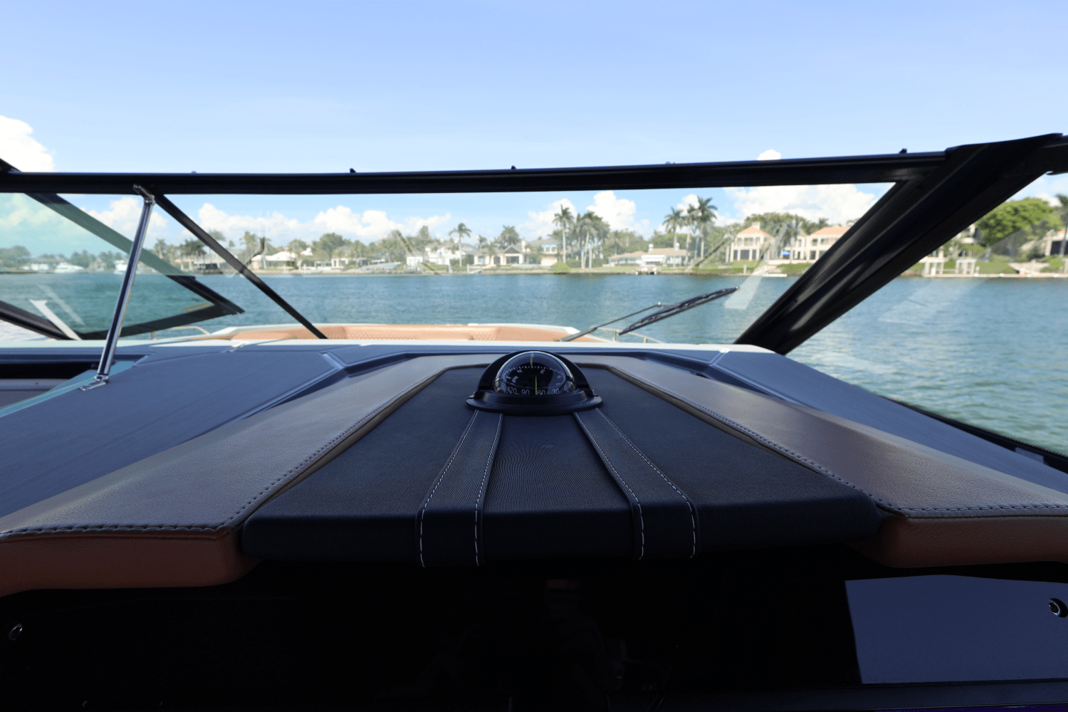 Slide: The Image of Cruisers Yachts 34 GLS South Beach Outboard 2024 - 41