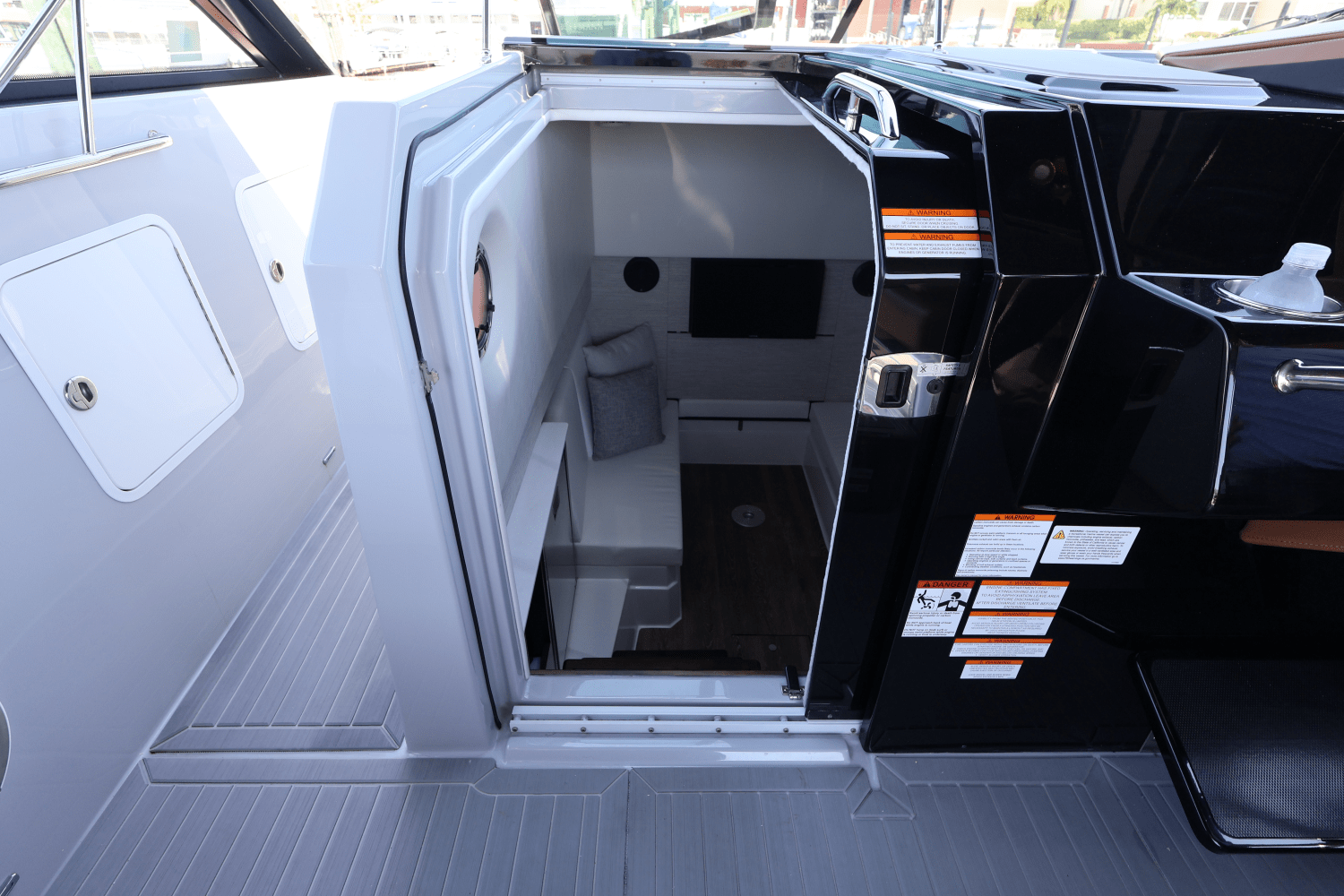 Slide: The Image of Cruisers Yachts 34 GLS South Beach Outboard 2024 - 42