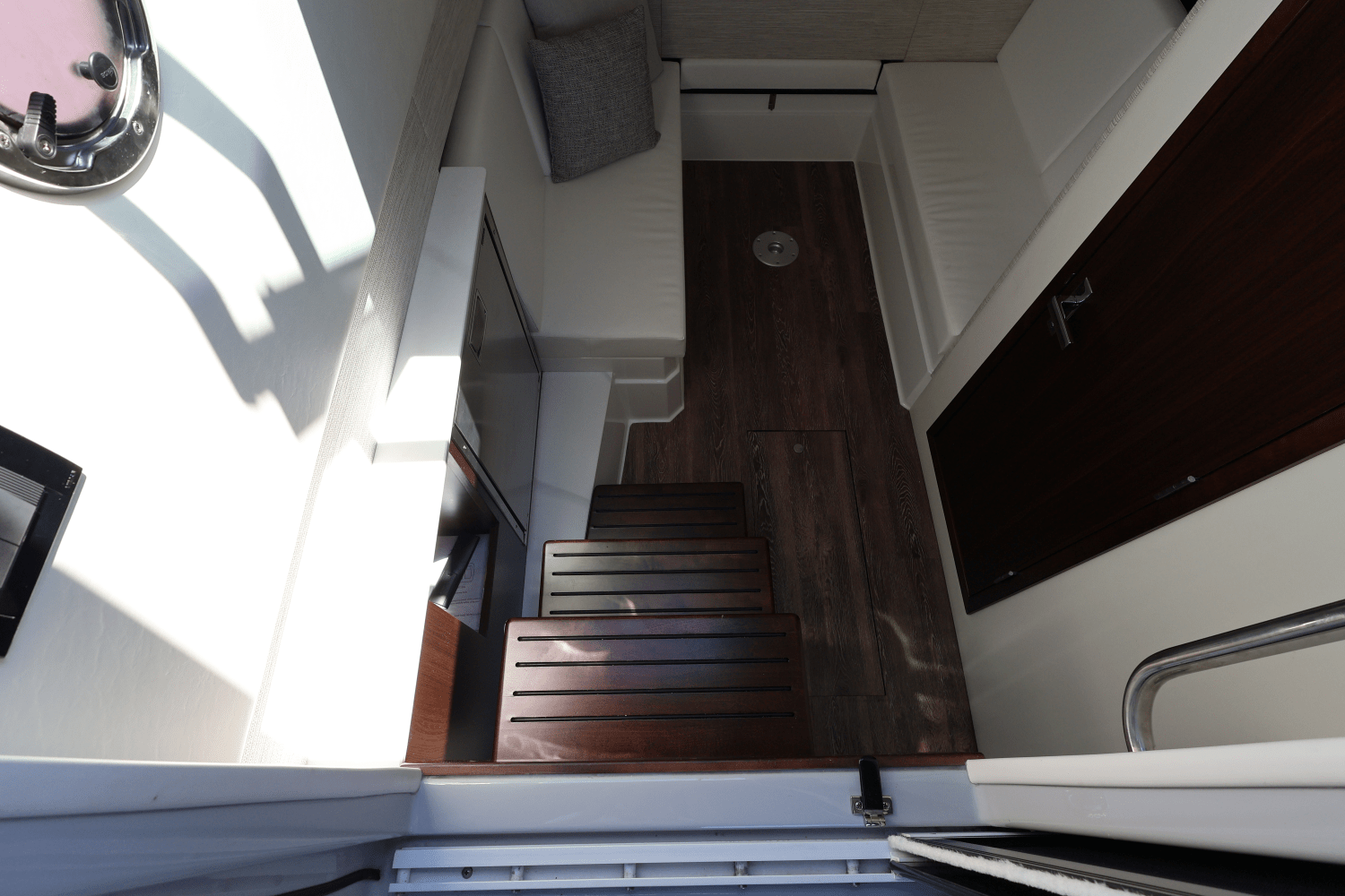 Slide: The Image of Cruisers Yachts 34 GLS South Beach Outboard 2024 - 43