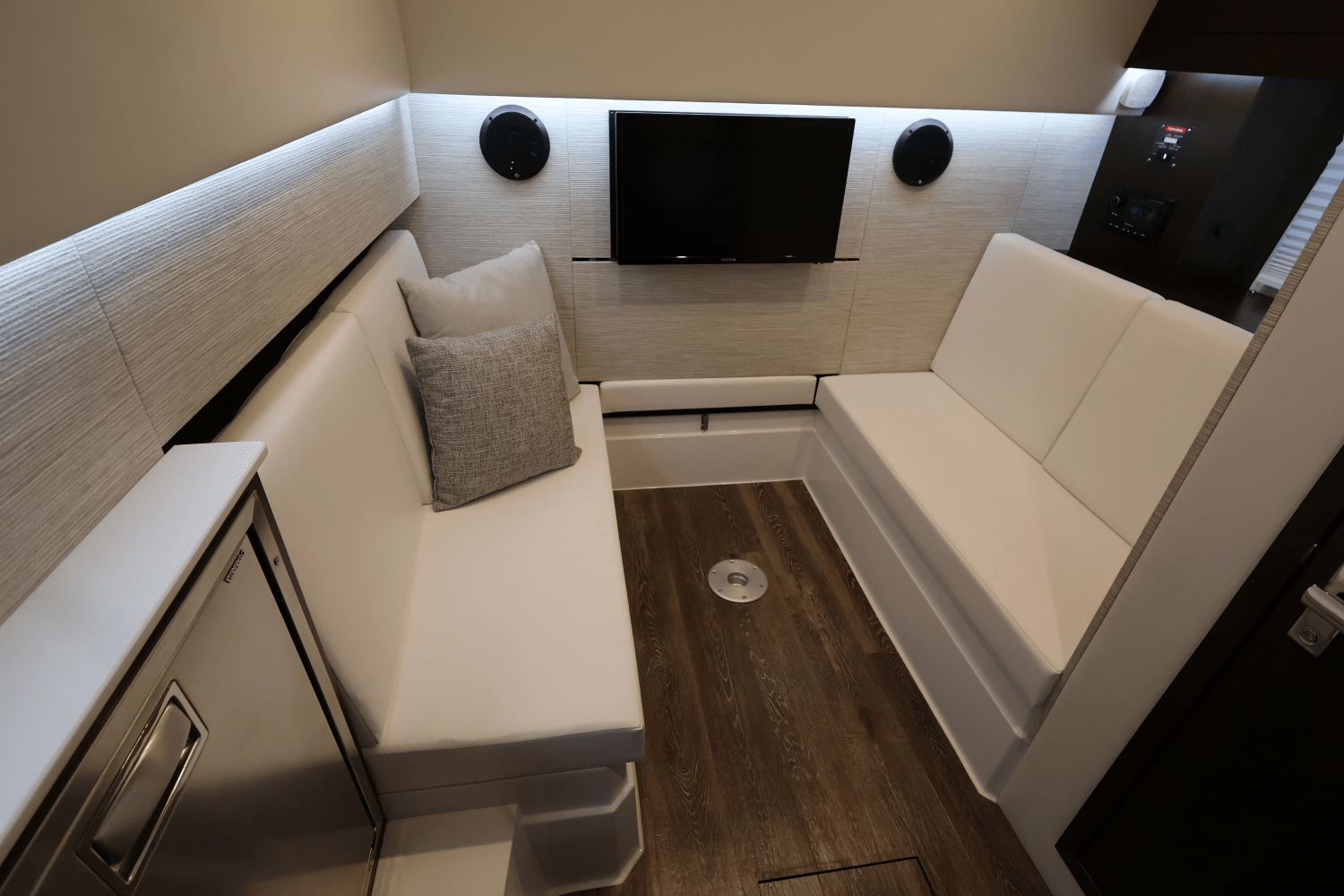 Slide: The Image of Cruisers Yachts 34 GLS South Beach Outboard 2024 - 44