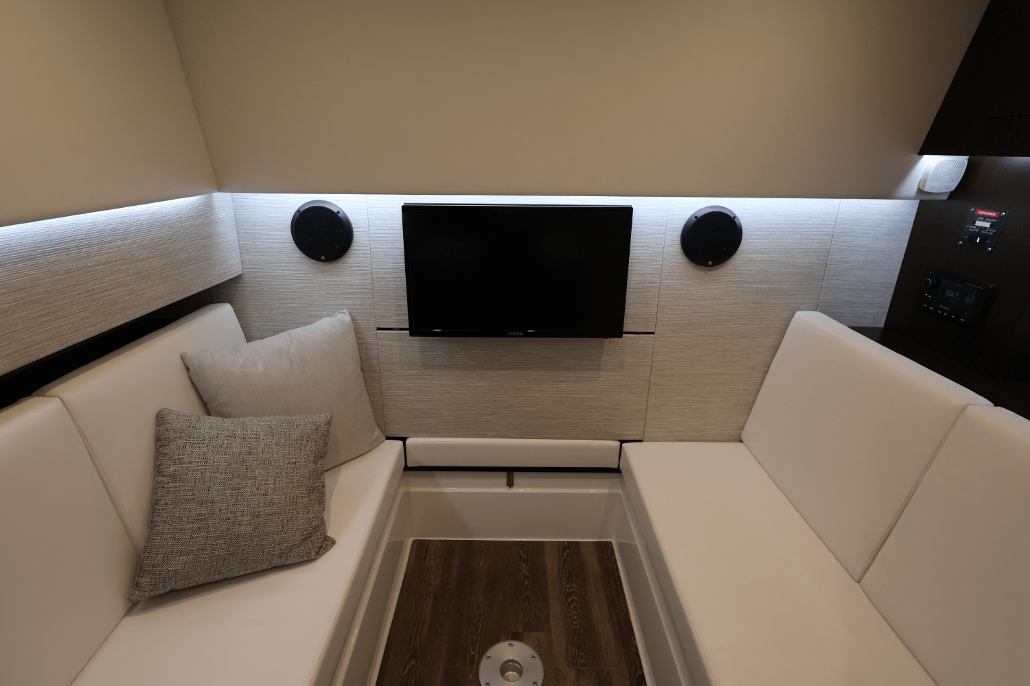 Slide: The Image of Cruisers Yachts 34 GLS South Beach Outboard 2024 - 45