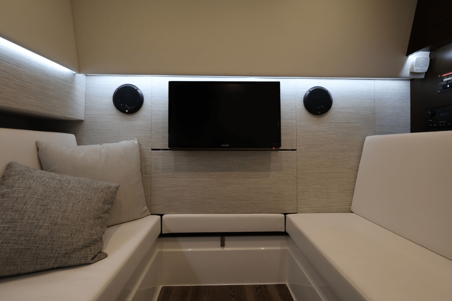 Slide: The Image of Cruisers Yachts 34 GLS South Beach Outboard 2024 - 46