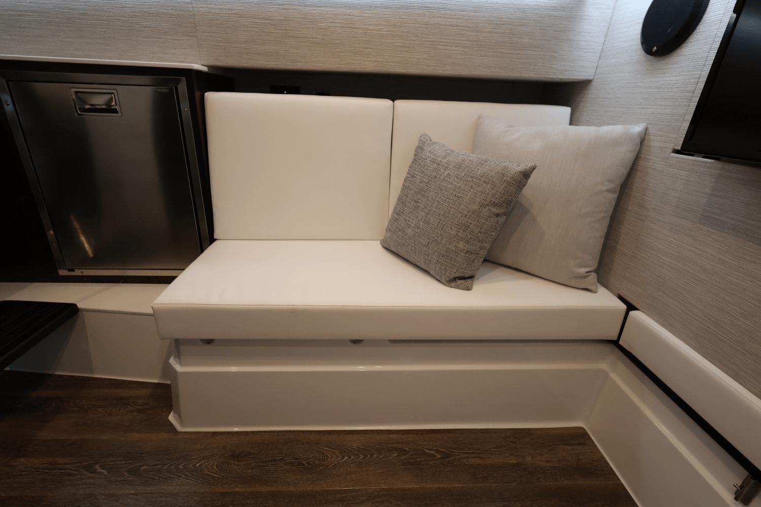 Slide: The Image of Cruisers Yachts 34 GLS South Beach Outboard 2024 - 47