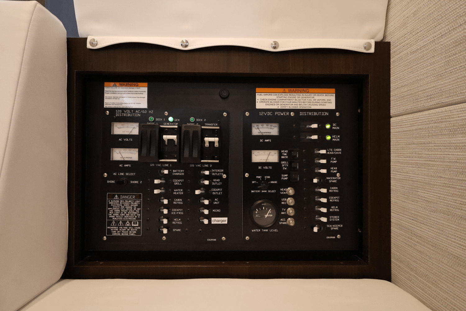 Slide: The Image of Cruisers Yachts 34 GLS South Beach Outboard 2024 - 50