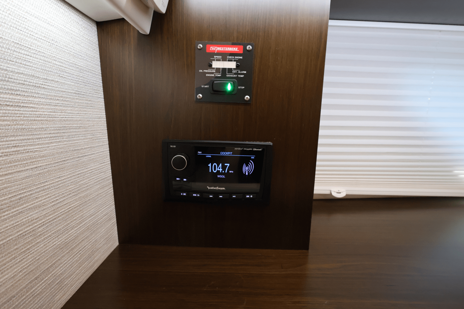 Slide: The Image of Cruisers Yachts 34 GLS South Beach Outboard 2024 - 51