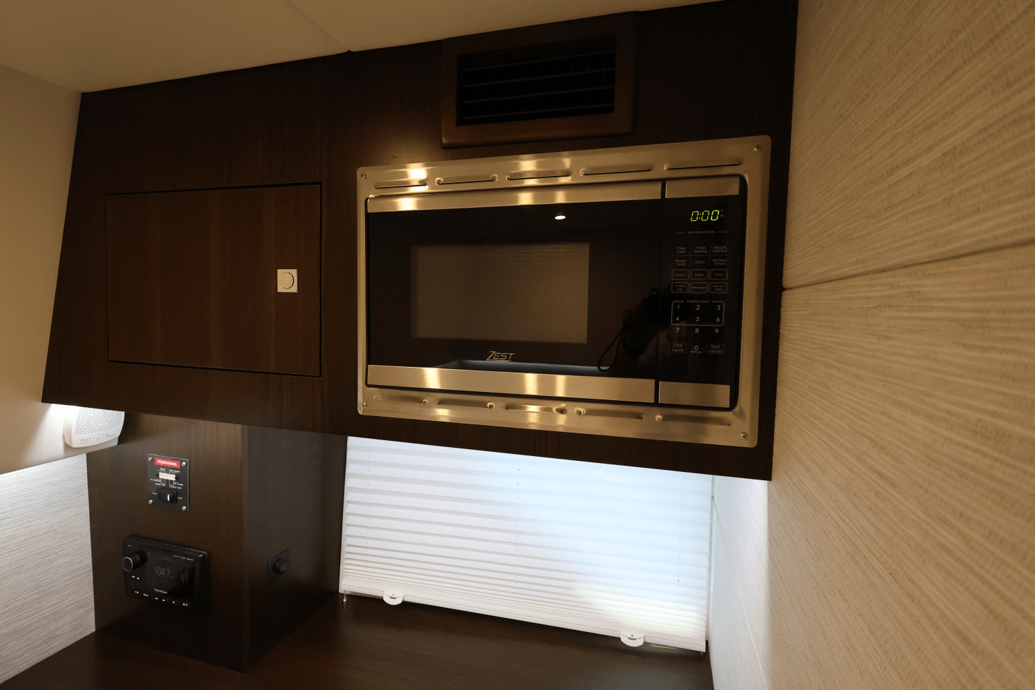 Slide: The Image of Cruisers Yachts 34 GLS South Beach Outboard 2024 - 52