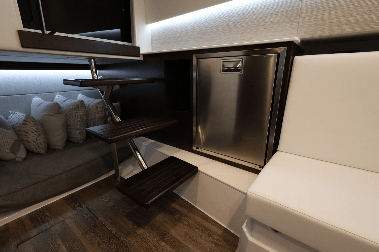 Slide: The Image of Cruisers Yachts 34 GLS South Beach Outboard 2024 - 53