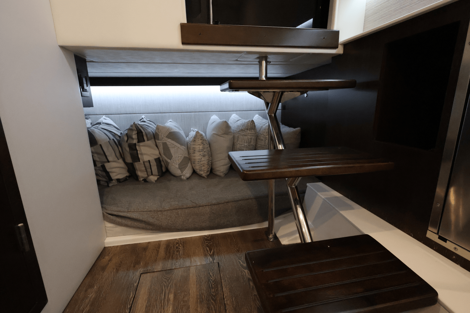 Slide: The Image of Cruisers Yachts 34 GLS South Beach Outboard 2024 - 54