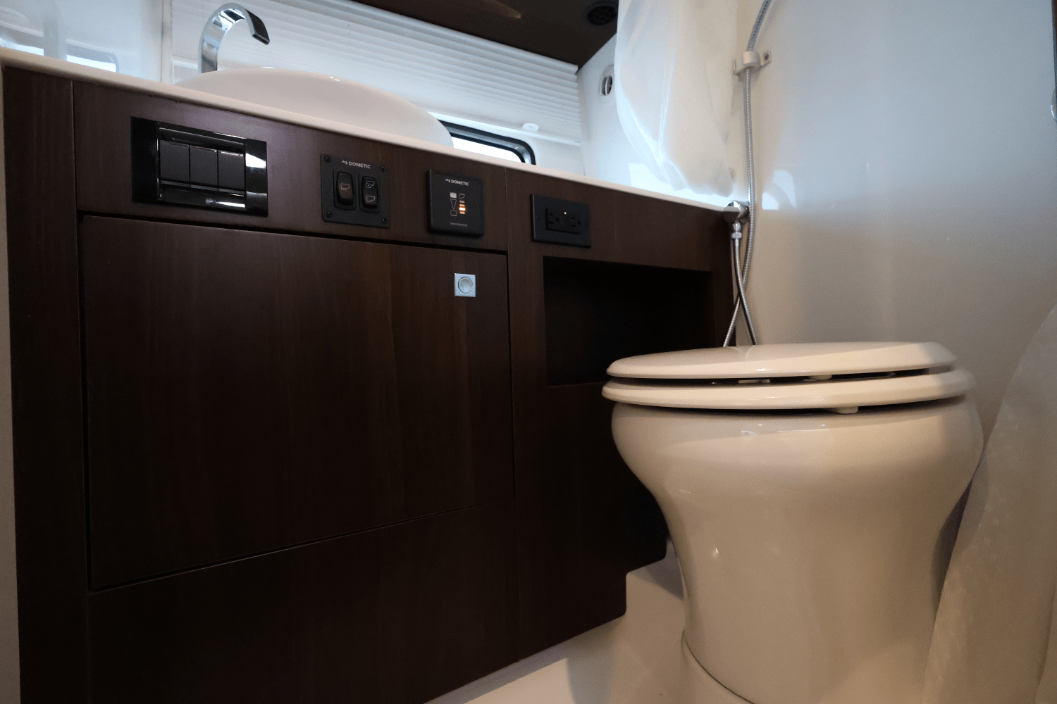 Slide: The Image of Cruisers Yachts 34 GLS South Beach Outboard 2024 - 58