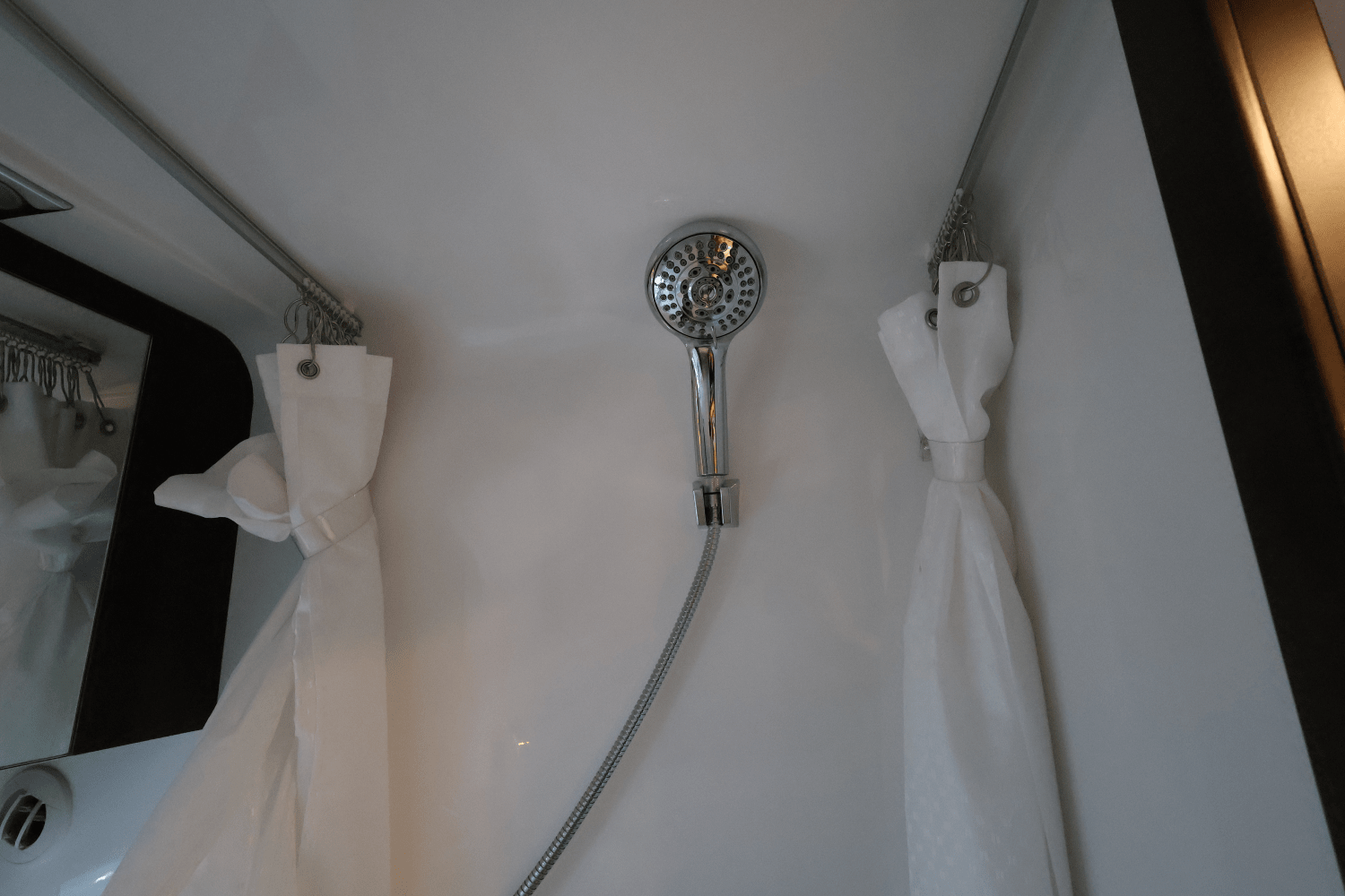 Slide: The Image of Cruisers Yachts 34 GLS South Beach Outboard 2024 - 59