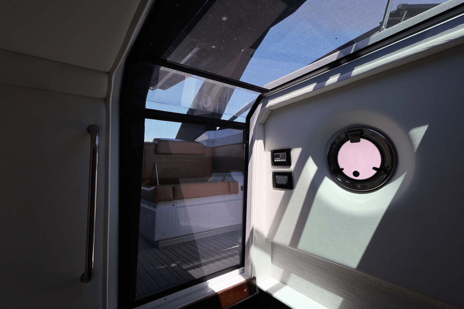 Slide: The Image of Cruisers Yachts 34 GLS South Beach Outboard 2024 - 61