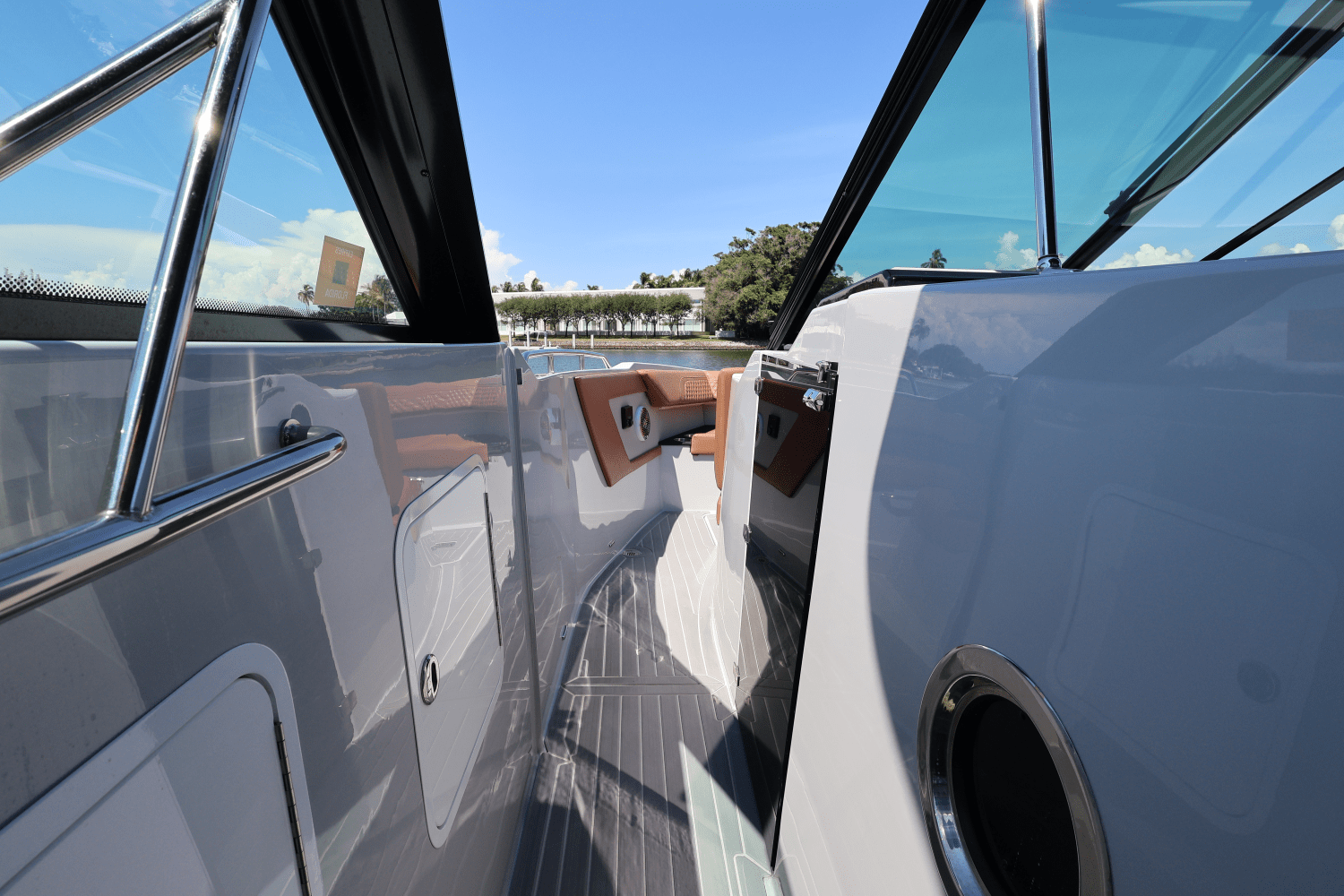 Slide: The Image of Cruisers Yachts 34 GLS South Beach Outboard 2024 - 62