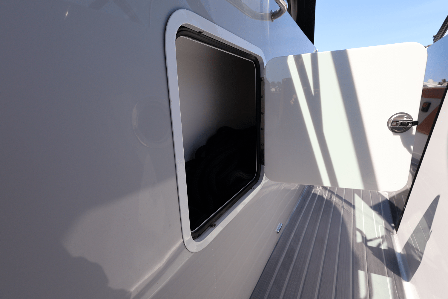 Slide: The Image of Cruisers Yachts 34 GLS South Beach Outboard 2024 - 64