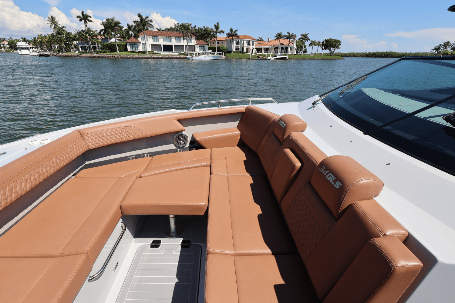 Slide: The Image of Cruisers Yachts 34 GLS South Beach Outboard 2024 - 66