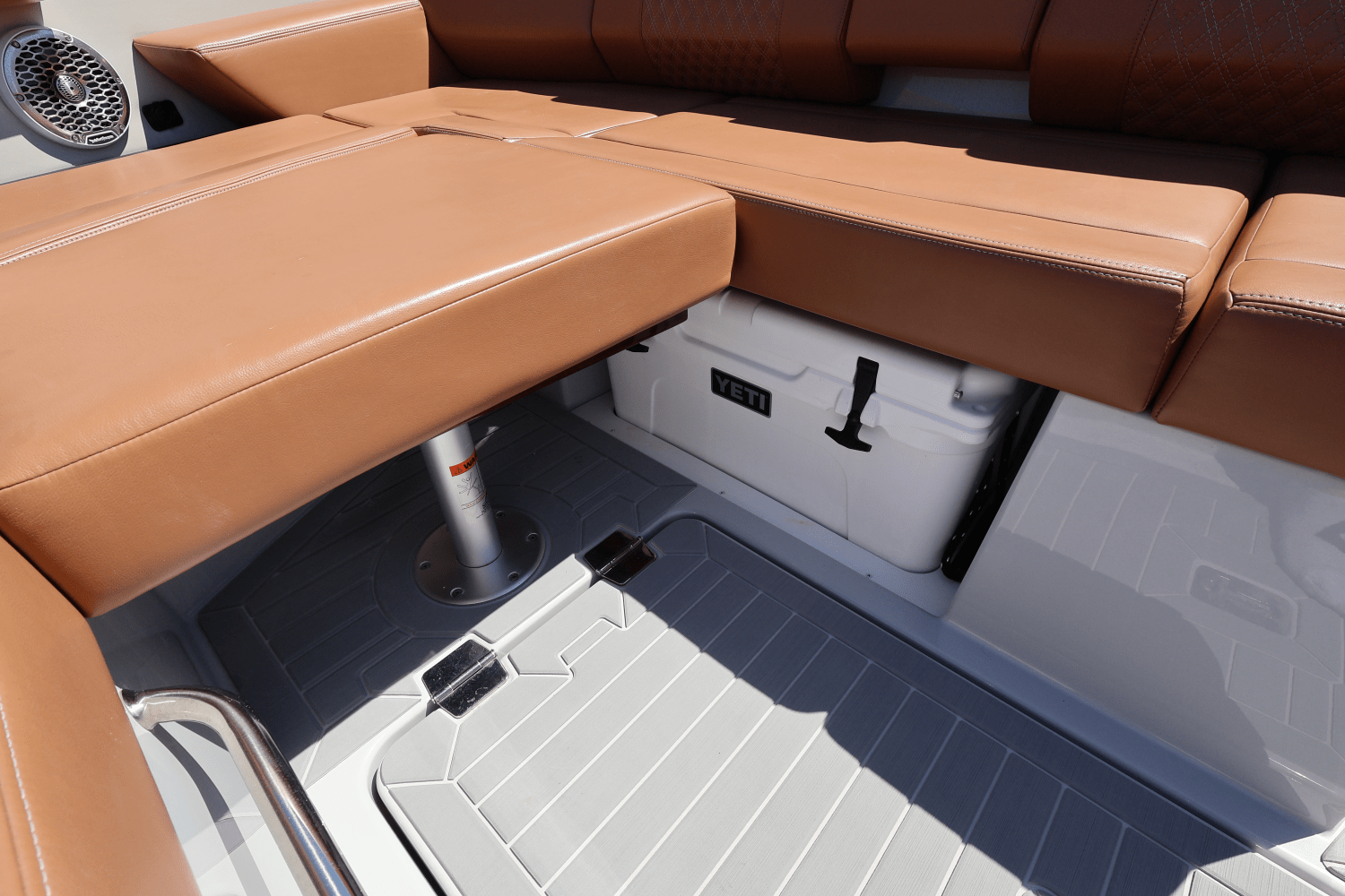 Slide: The Image of Cruisers Yachts 34 GLS South Beach Outboard 2024 - 69