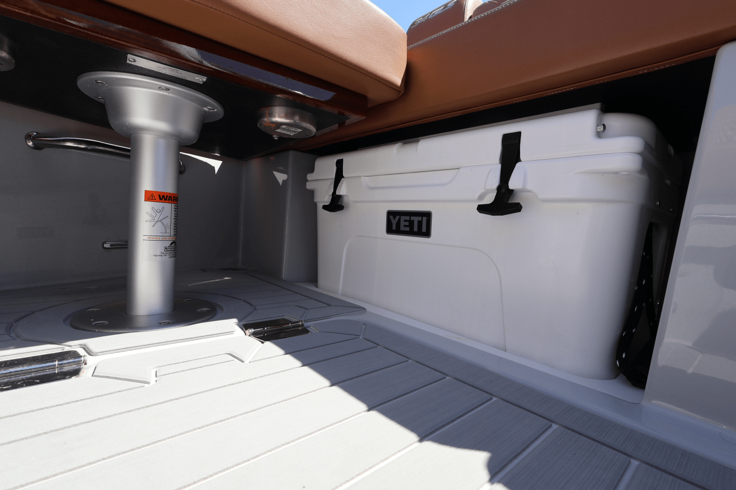 Slide: The Image of Cruisers Yachts 34 GLS South Beach Outboard 2024 - 70