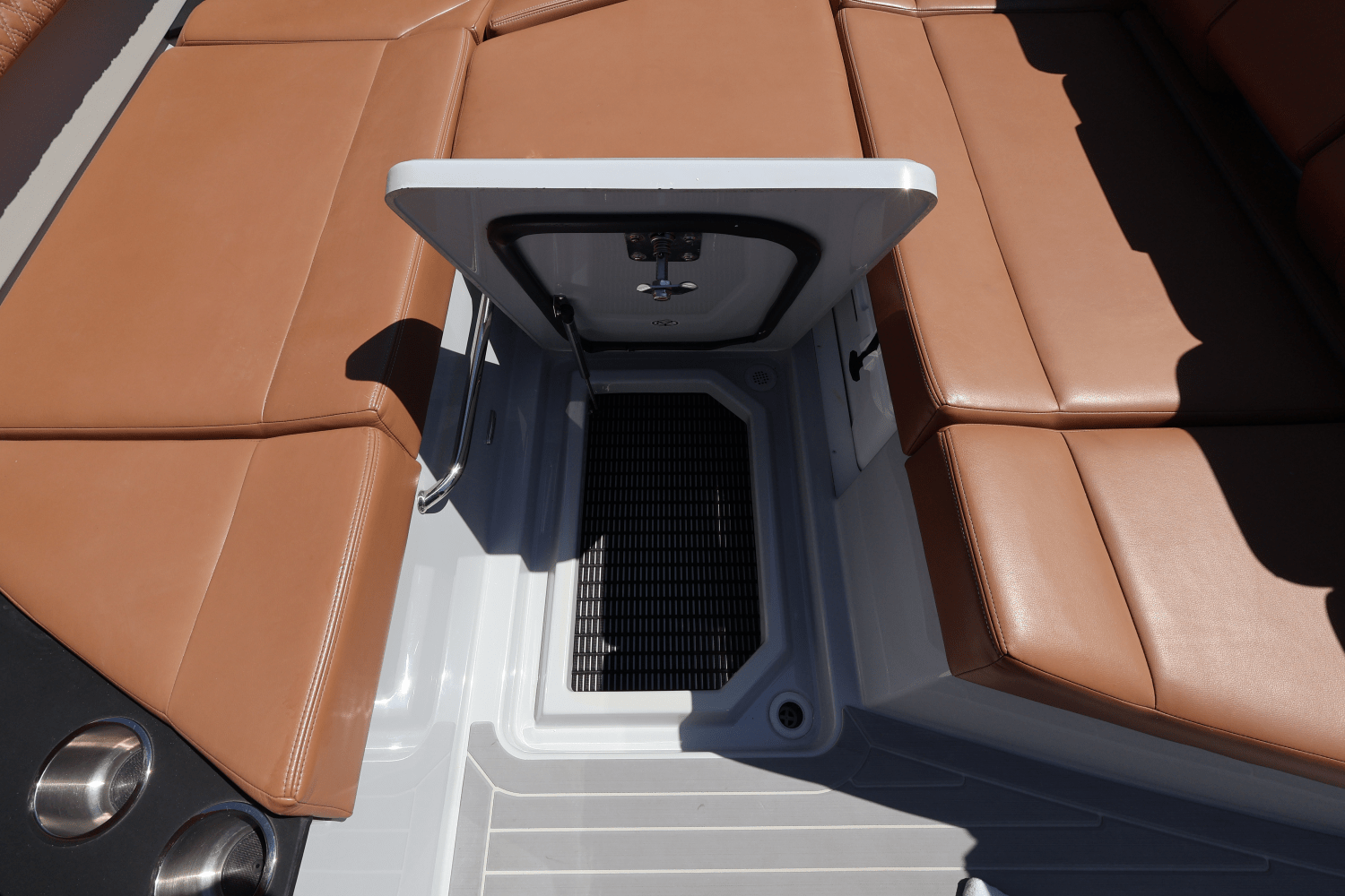 Slide: The Image of Cruisers Yachts 34 GLS South Beach Outboard 2024 - 71