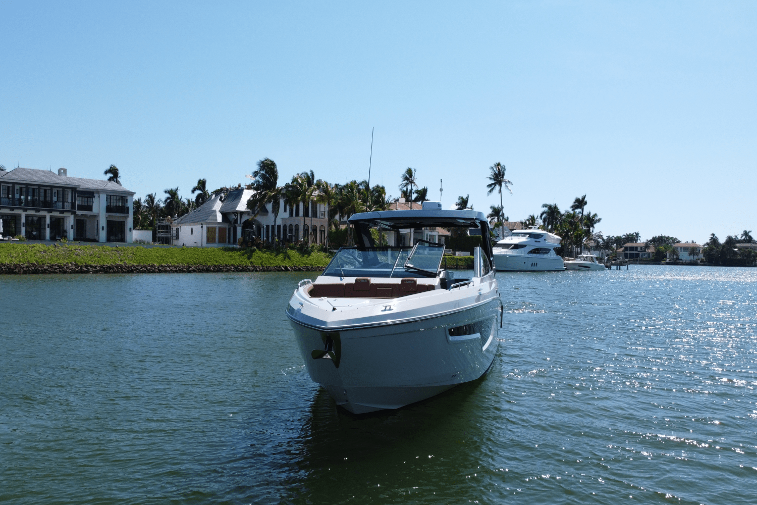 Slide: The Image of Cruisers Yachts 34 GLS South Beach Outboard 2024 - 8