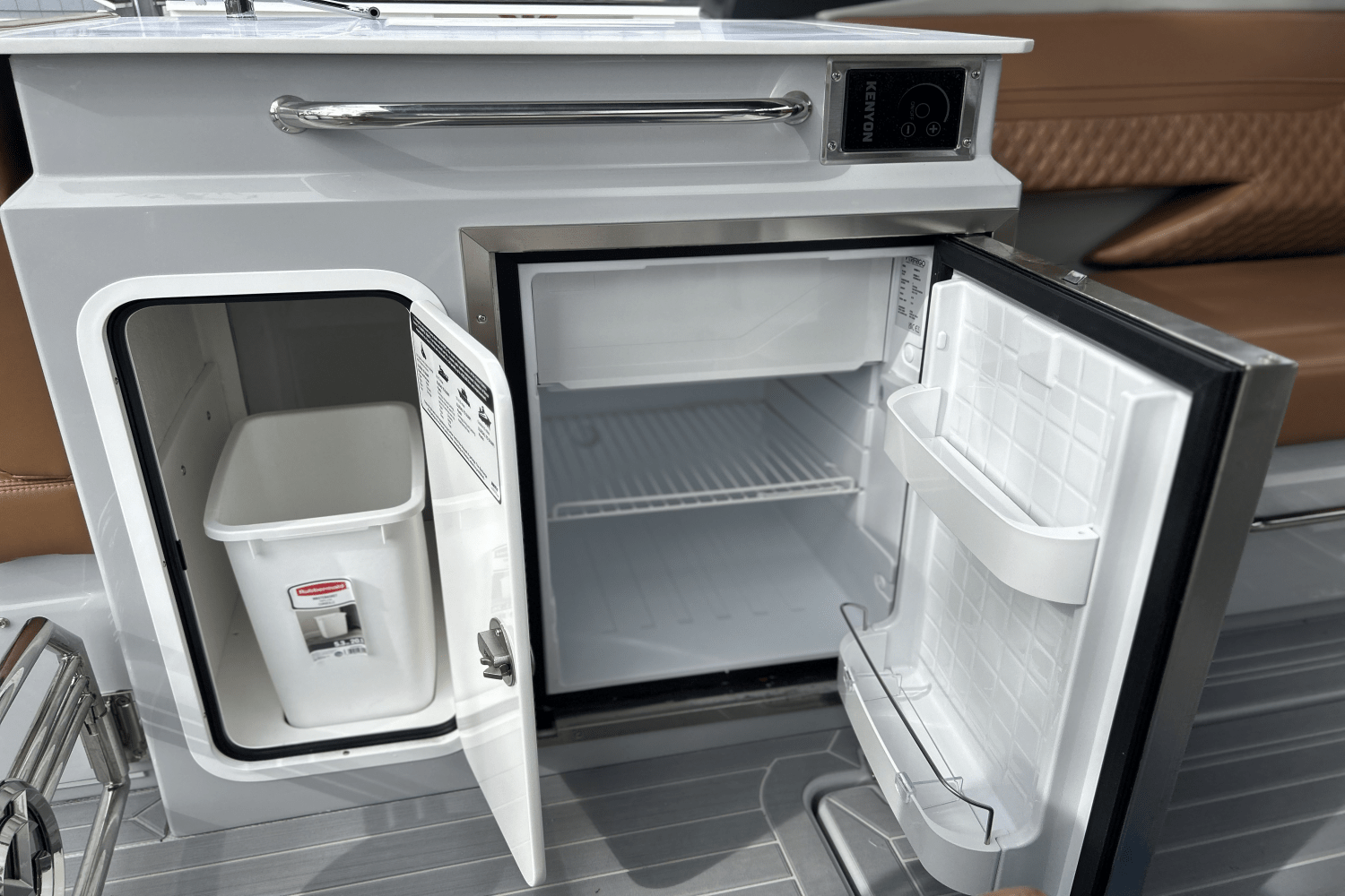 Slide: The Image of Cruisers Yachts 34 GLS South Beach Outboard 2024 - 8