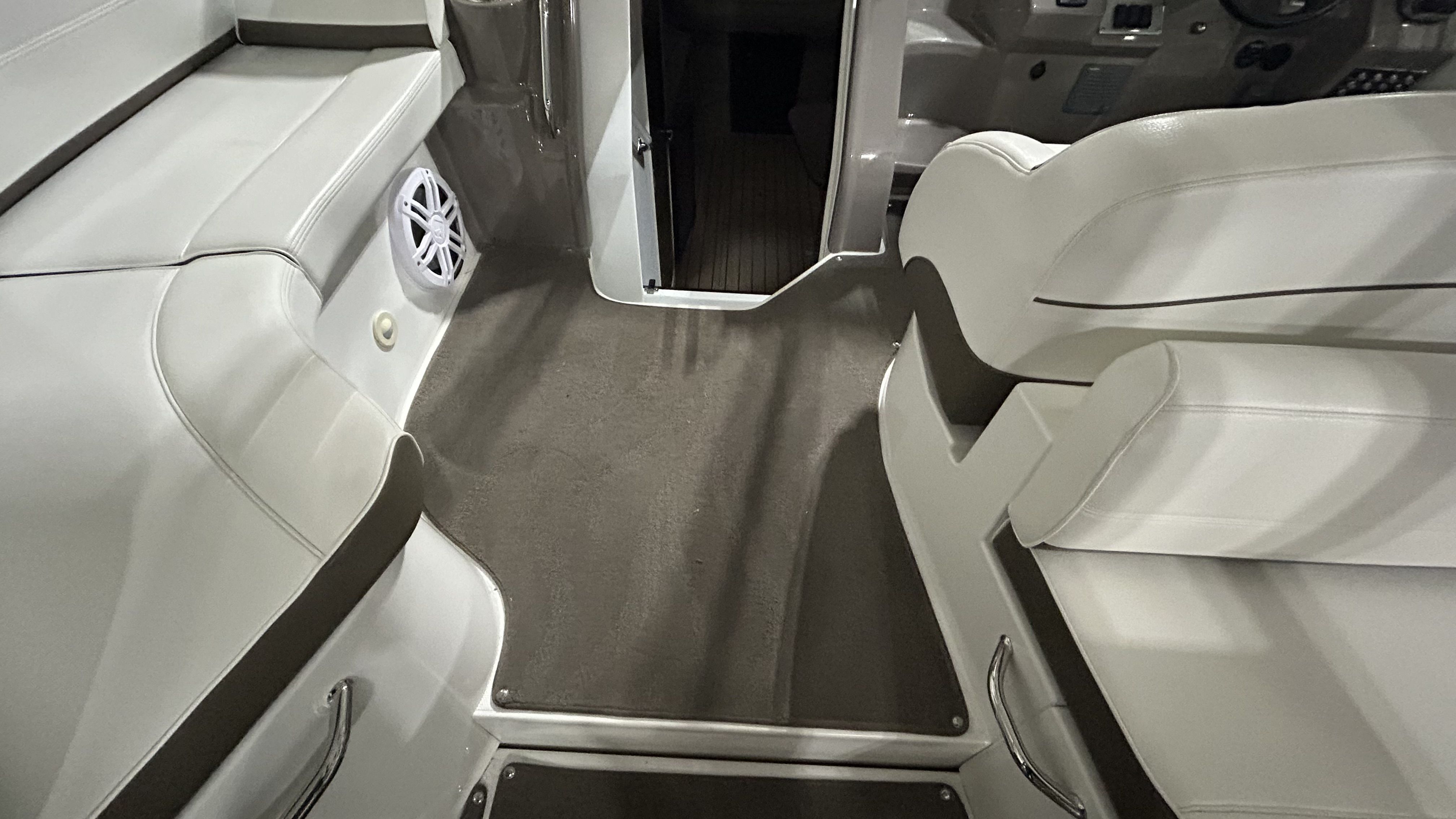 Slide: The Image of Cruisers Yachts 350 EXPRESS 2012 - 39