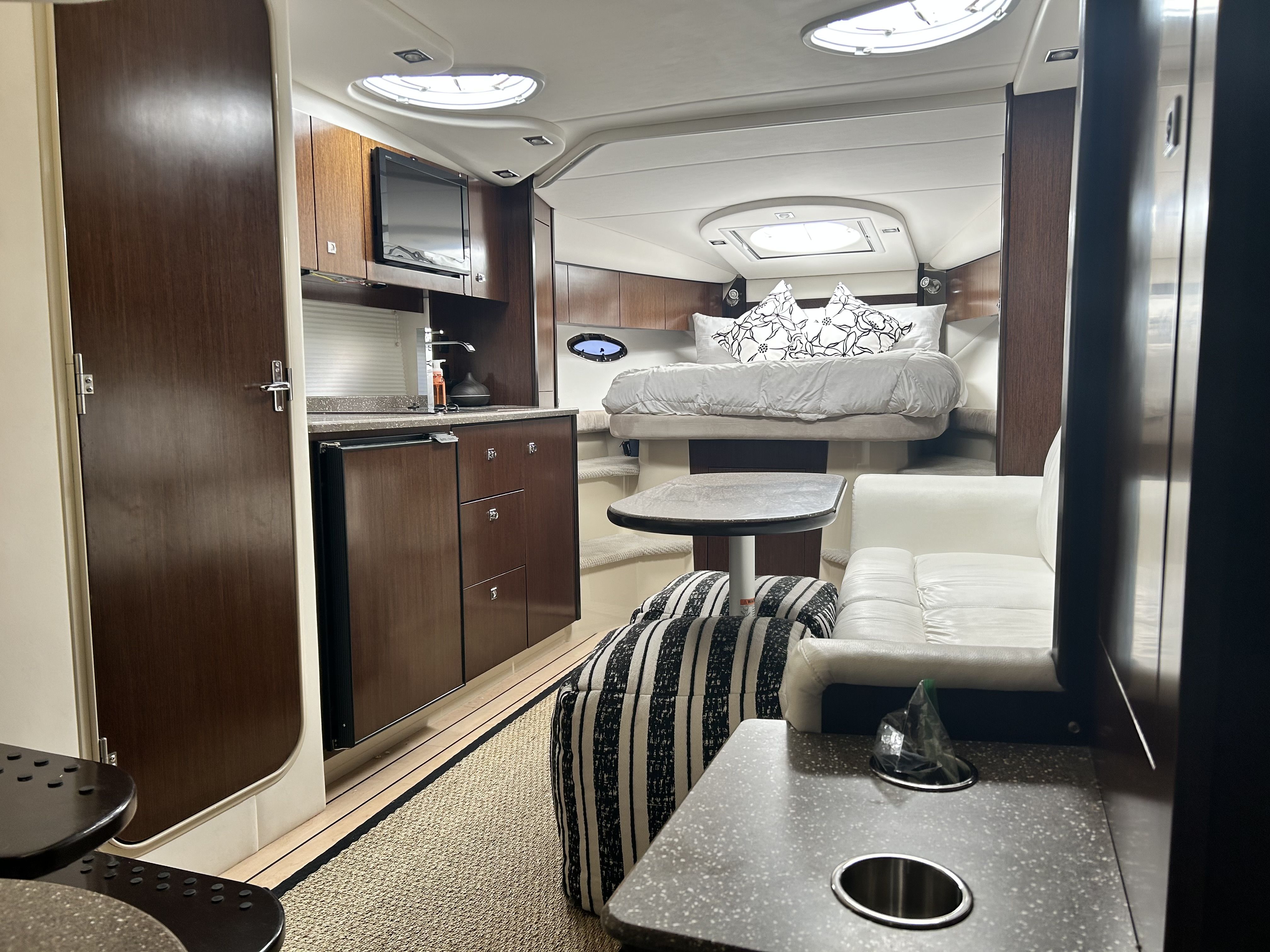 Slide: The Image of Cruisers Yachts 350 EXPRESS 2012 - 46
