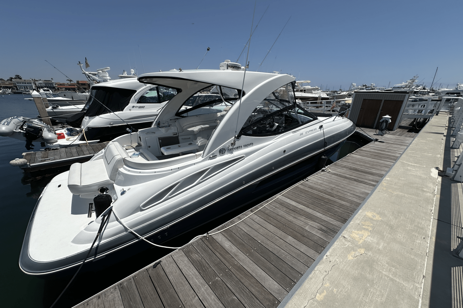Slide: The Image of Cruisers Yachts 35 EXPRESS 2017 - 0