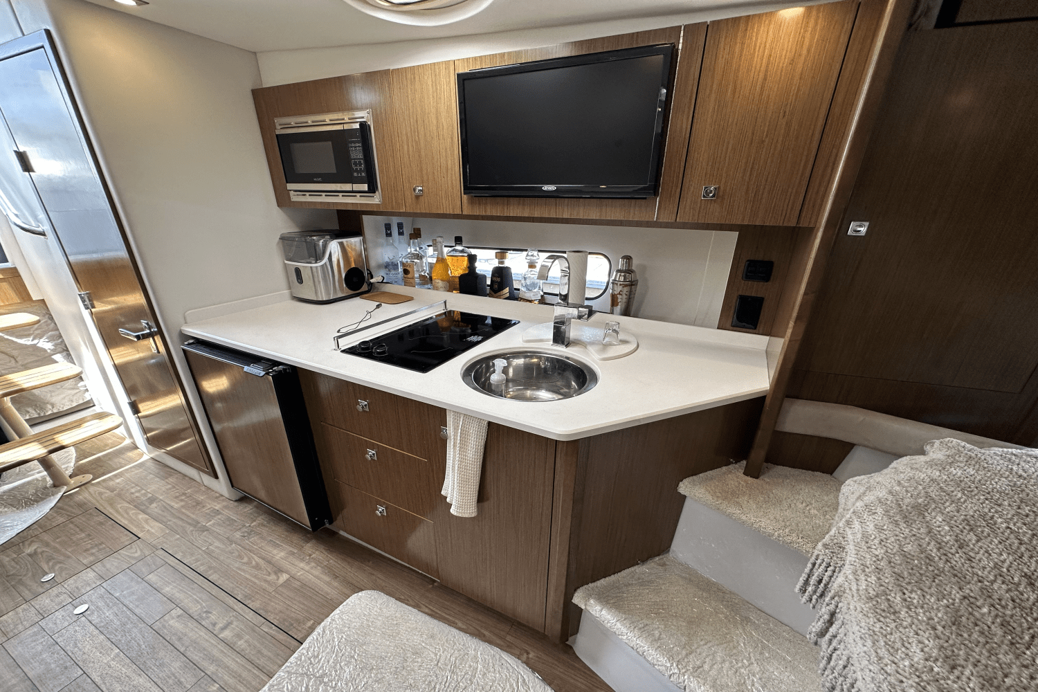 Slide: The Image of Cruisers Yachts 35 EXPRESS 2017 - 21