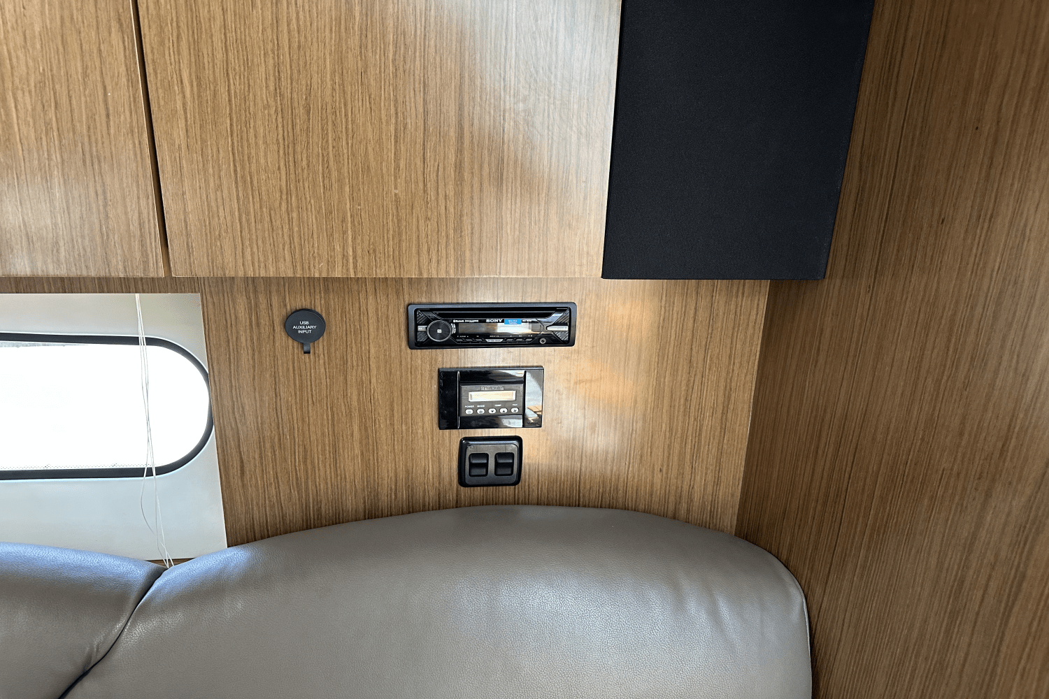 Slide: The Image of Cruisers Yachts 35 EXPRESS 2017 - 26