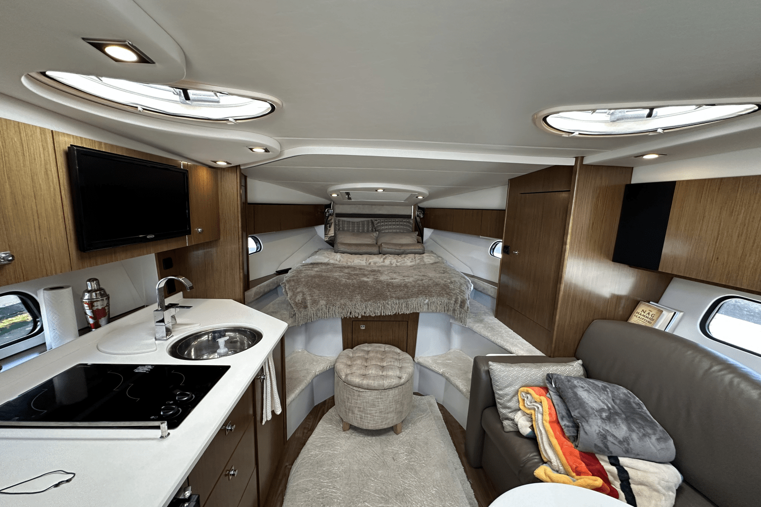 Slide: The Image of Cruisers Yachts 35 EXPRESS 2017 - 29