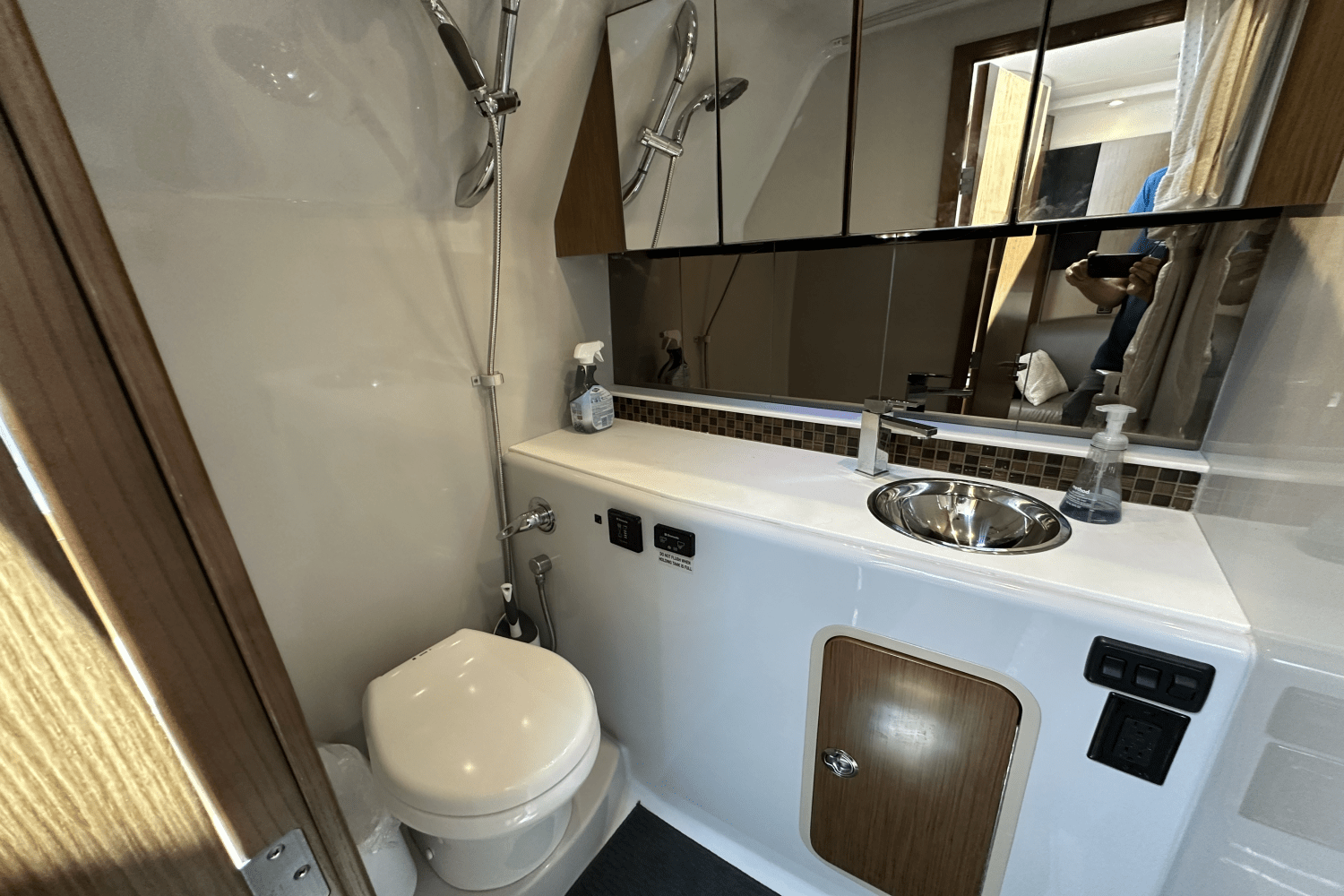 Slide: The Image of Cruisers Yachts 35 EXPRESS 2017 - 34