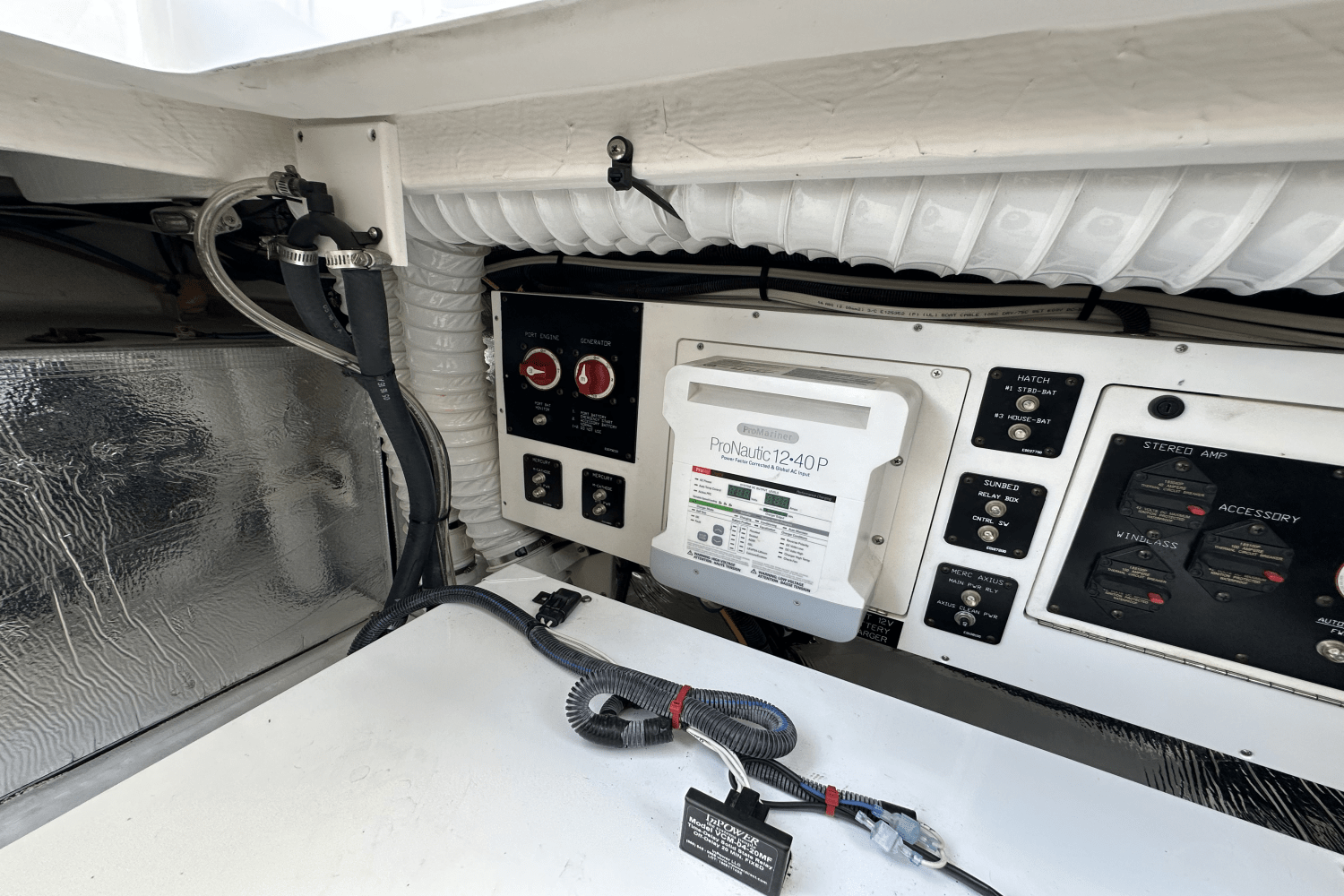 Slide: The Image of Cruisers Yachts 35 EXPRESS 2017 - 38