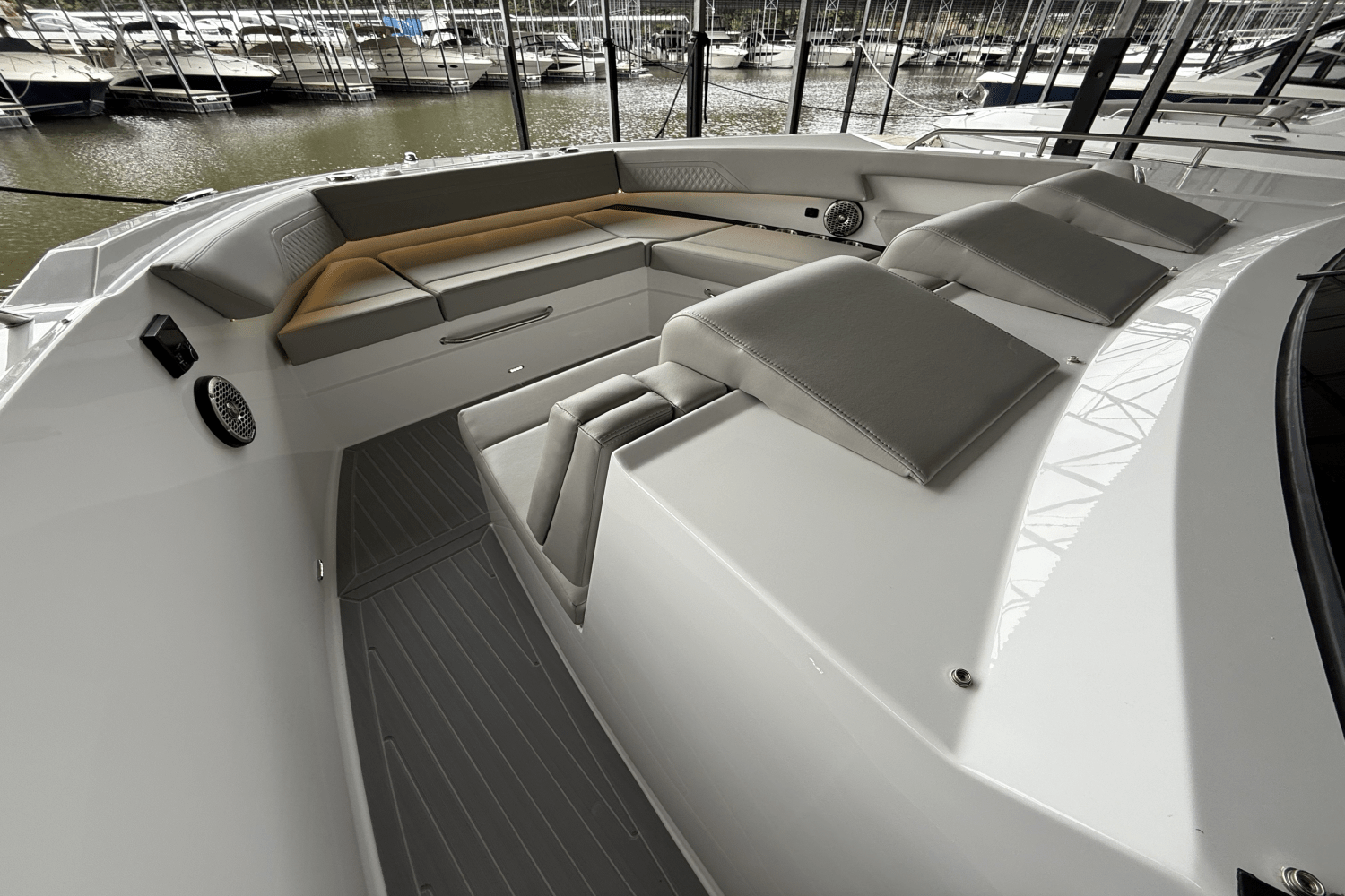 Slide: The Image of Cruisers Yachts 38 GLS 2025 - 19