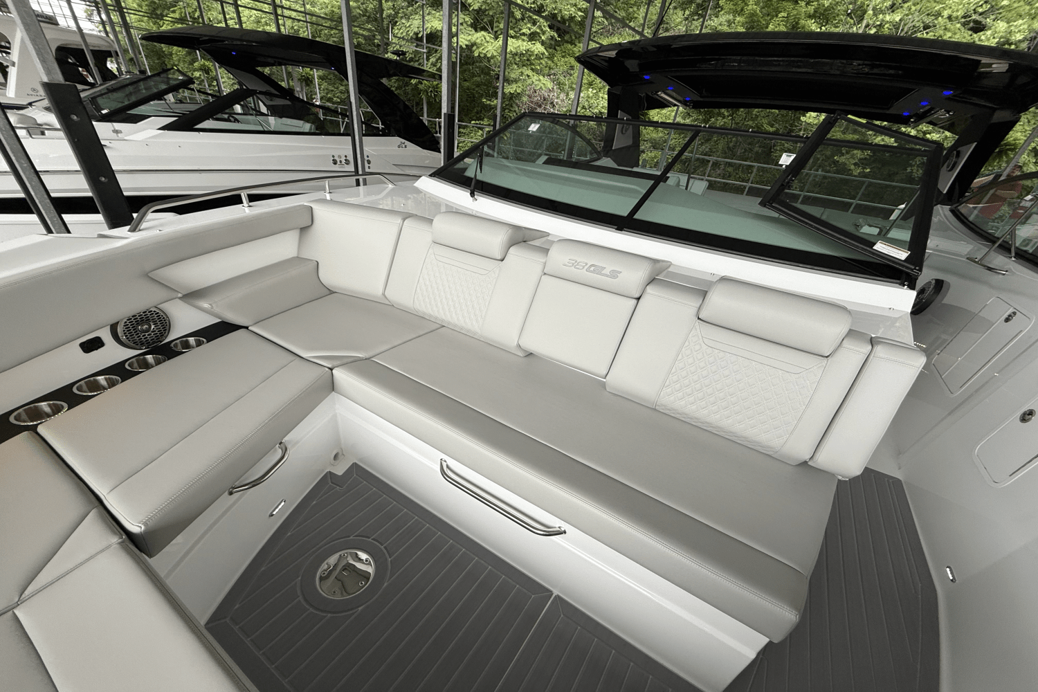 Slide: The Image of Cruisers Yachts 38 GLS 2025 - 21