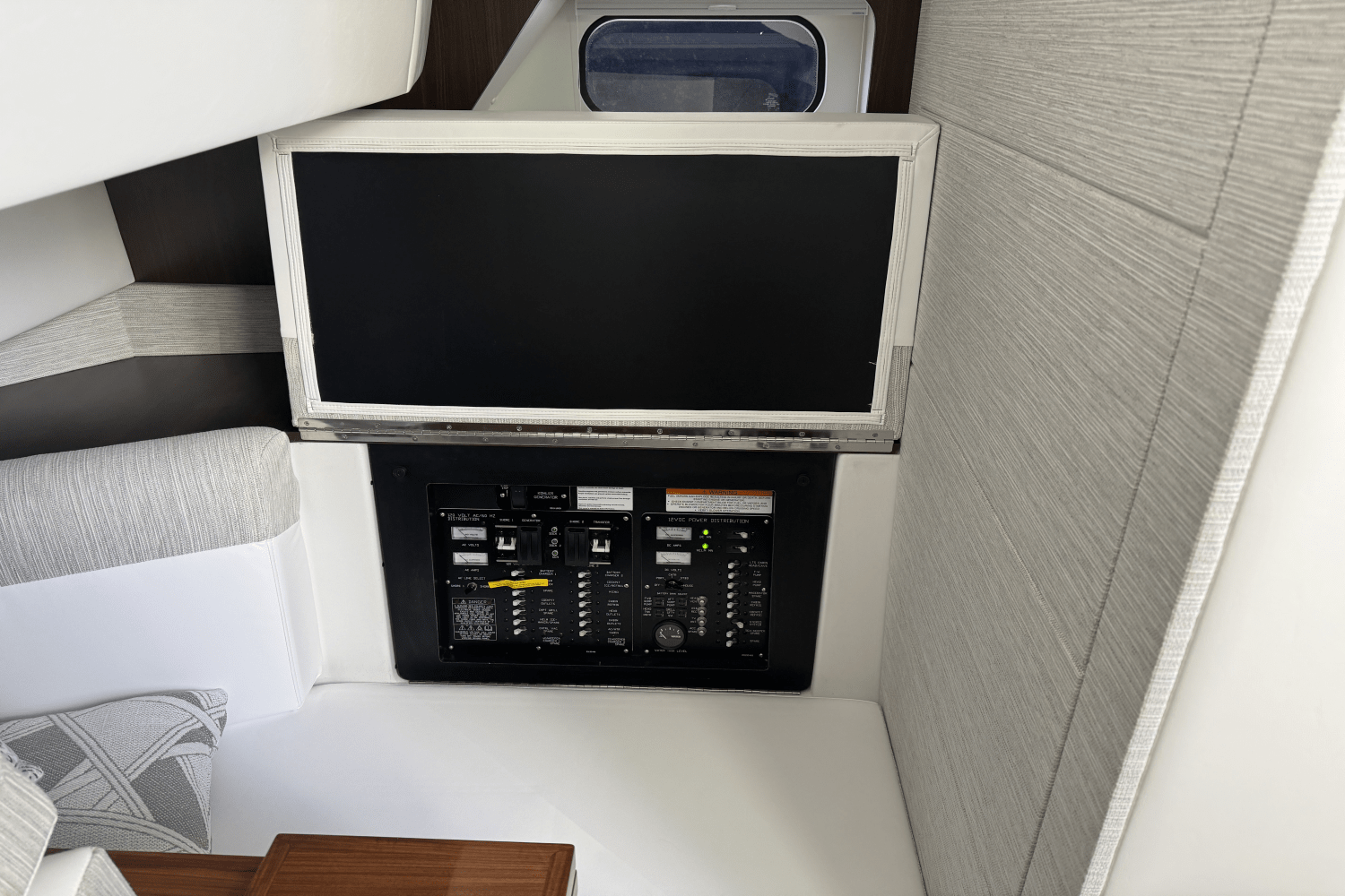 Slide: The Image of Cruisers Yachts 38 GLS 2025 - 24