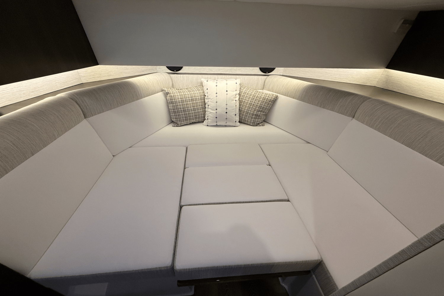 Slide: The Image of Cruisers Yachts 38 GLS 2025 - 8