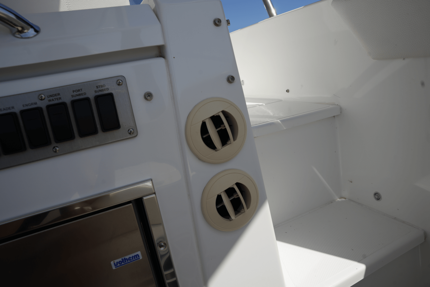 Slide: The Image of Cruisers Yachts 390 EXPRESS COUPE 2018 - 26